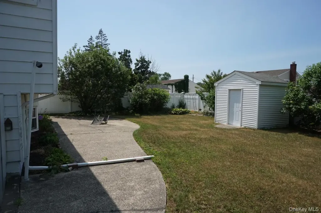 820 N Indiana Avenue Lindenhurst NY 11757