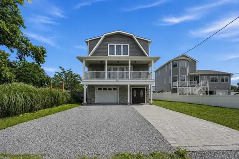 762 Pecan Street Lindenhurst NY 11757