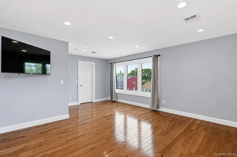 762 Pecan Street Lindenhurst NY 11757
