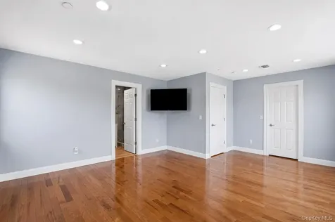 762 Pecan Street Lindenhurst NY 11757