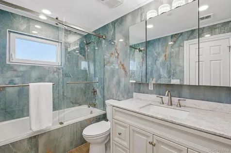 762 Pecan Street Lindenhurst NY 11757