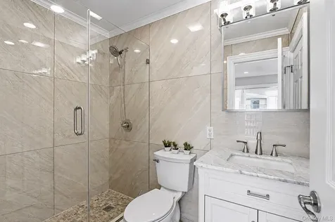 762 Pecan Street Lindenhurst NY 11757