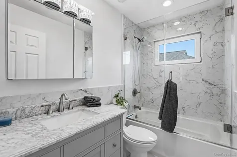 762 Pecan Street Lindenhurst NY 11757