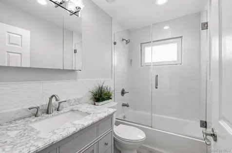 762 Pecan Street Lindenhurst NY 11757