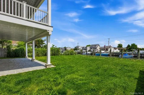 762 Pecan Street Lindenhurst NY 11757