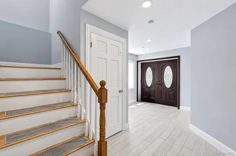 762 Pecan Street Lindenhurst NY 11757