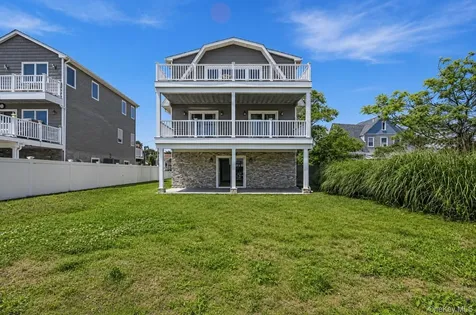 762 Pecan Street Lindenhurst NY 11757