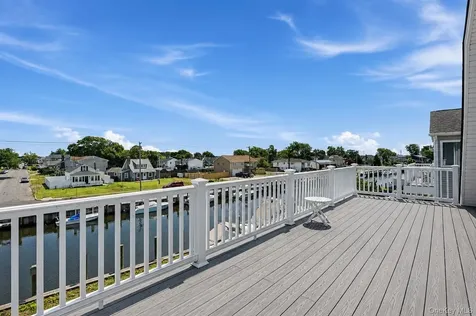 762 Pecan Street Lindenhurst NY 11757
