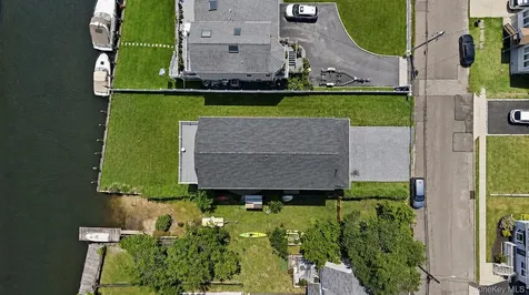 762 Pecan Street Lindenhurst NY 11757