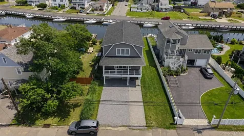 762 Pecan Street Lindenhurst NY 11757