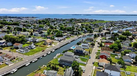 762 Pecan Street Lindenhurst NY 11757
