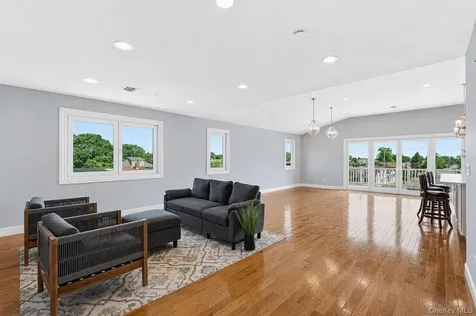 762 Pecan Street Lindenhurst NY 11757