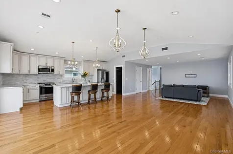 762 Pecan Street Lindenhurst NY 11757