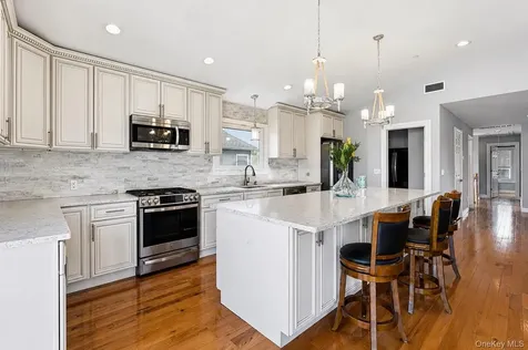 762 Pecan Street Lindenhurst NY 11757