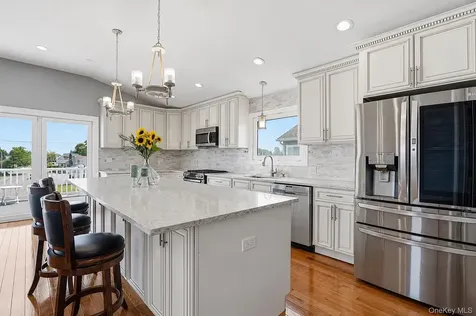 762 Pecan Street Lindenhurst NY 11757