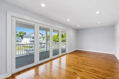 762 Pecan Street Lindenhurst NY 11757