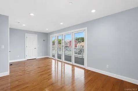 762 Pecan Street Lindenhurst NY 11757