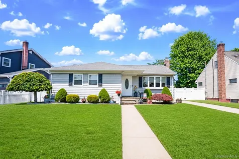 200 Whelan Place Seaford NY 11783