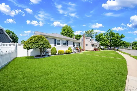 200 Whelan Place Seaford NY 11783