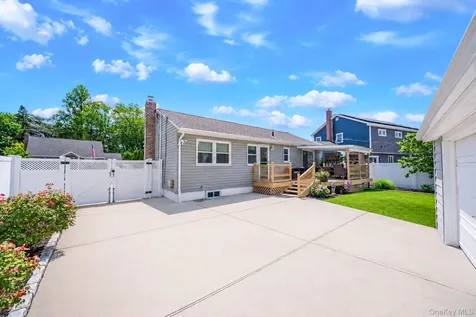 200 Whelan Place Seaford NY 11783