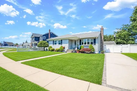 200 Whelan Place Seaford NY 11783