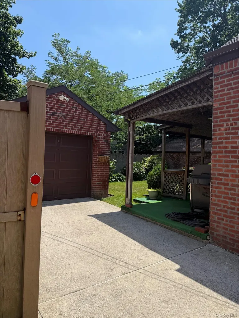 20938 Whitehall Terrace Queens Village NY 11427
