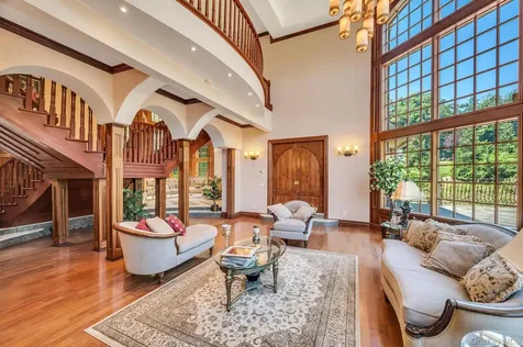 250 Oyster Bay Road Locust Valley NY 11560