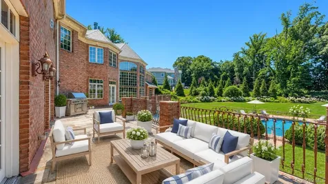 250 Oyster Bay Road Locust Valley NY 11560