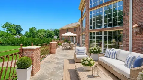 250 Oyster Bay Road Locust Valley NY 11560