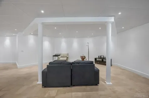 250 Oyster Bay Road Locust Valley NY 11560