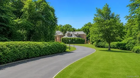 250 Oyster Bay Road Locust Valley NY 11560