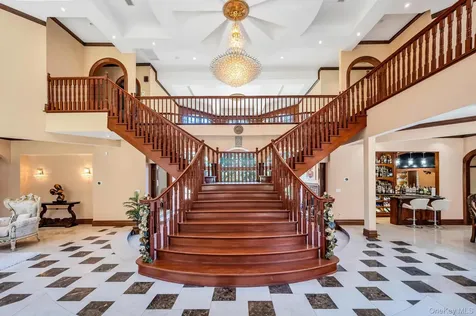 250 Oyster Bay Road Locust Valley NY 11560