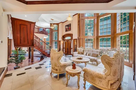 250 Oyster Bay Road Locust Valley NY 11560
