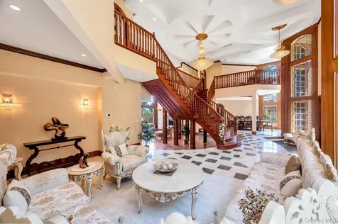 250 Oyster Bay Road Locust Valley NY 11560