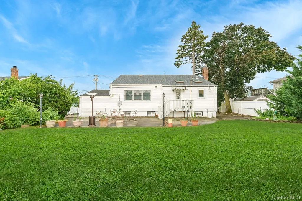 195 N Albany Avenue Massapequa NY 11758