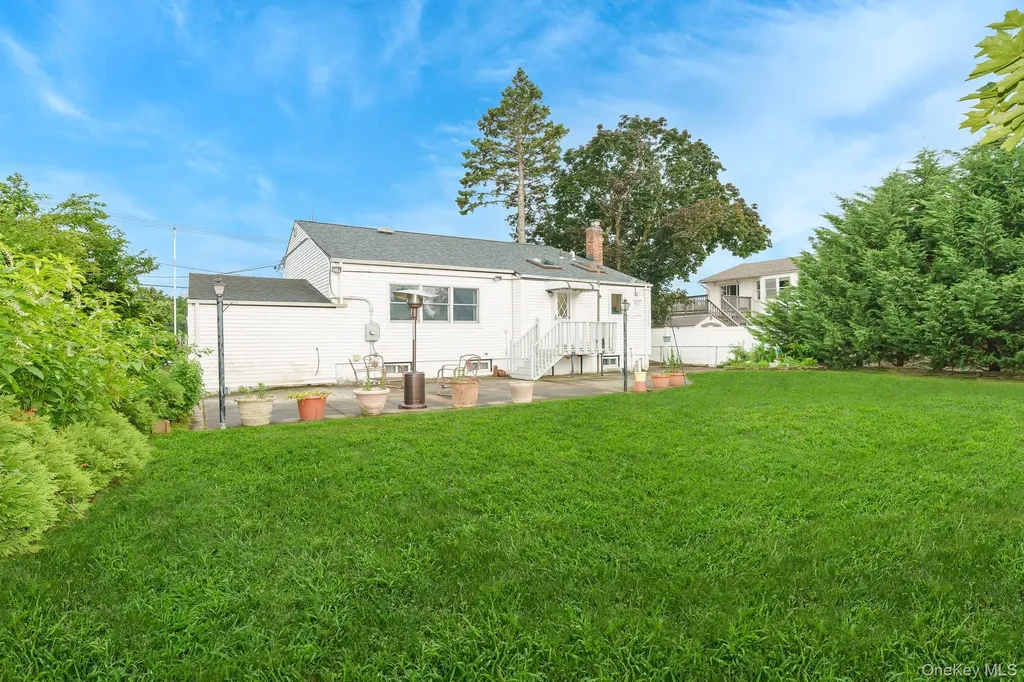 195 N Albany Avenue Massapequa NY 11758