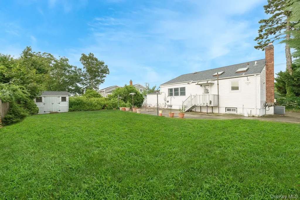 195 N Albany Avenue Massapequa NY 11758