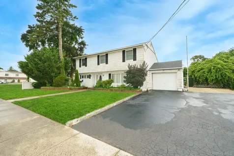 195 N Albany Avenue Massapequa NY 11758