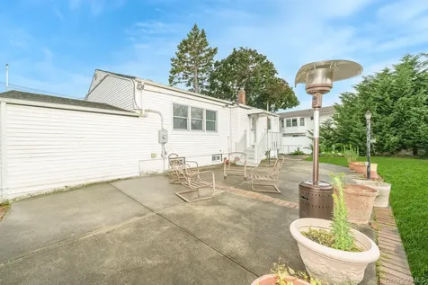 195 N Albany Avenue Massapequa NY 11758