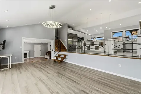 31 Sutton Hill Lane Manhasset Hills NY 11040