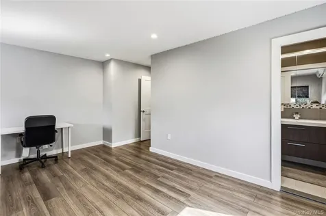 31 Sutton Hill Lane Manhasset Hills NY 11040