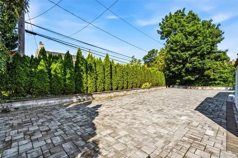 31 Sutton Hill Lane Manhasset Hills NY 11040