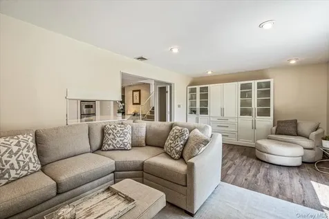 10 Clemson Lane Woodbury NY 11797