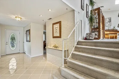 10 Clemson Lane Woodbury NY 11797
