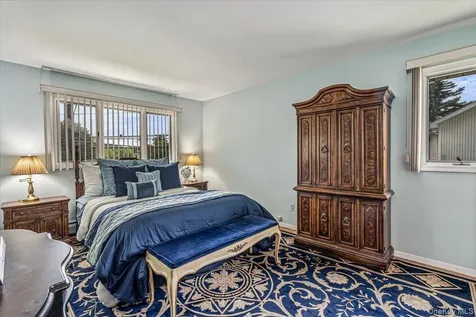 10 Clemson Lane Woodbury NY 11797