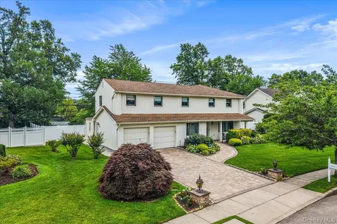 10 Clemson Lane Woodbury NY 11797
