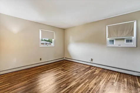 10 Clemson Lane Woodbury NY 11797