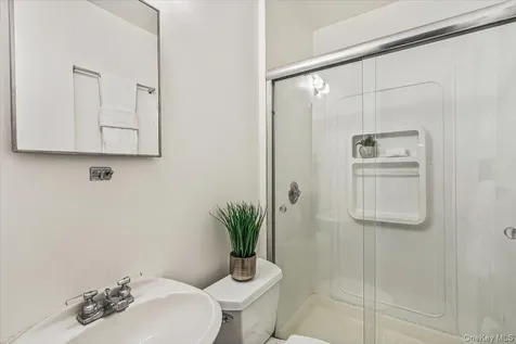 10 Clemson Lane Woodbury NY 11797