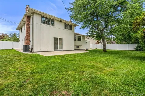 10 Clemson Lane Woodbury NY 11797