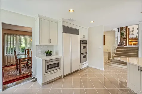 10 Clemson Lane Woodbury NY 11797